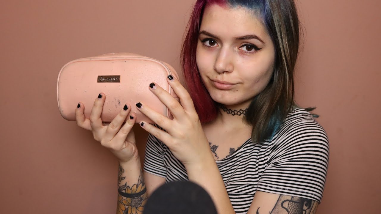 (Magyar ASMR) Mi van a sminktáskámban? | What's in my makeup bag?