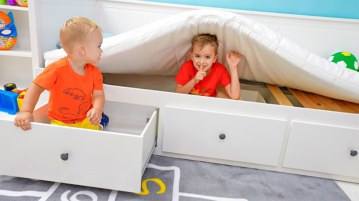 Vlad und Niki spielen Verstecken mit Chris
