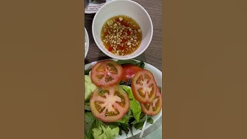 Cá rô đồng chiên giòn ăn kèm rau sống chấm nước mắm chua ngọt