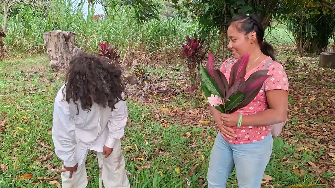 😍El Viejito de la Montaña Le Regalo Flores A Maria❤️Maria Queda Enamorada😱