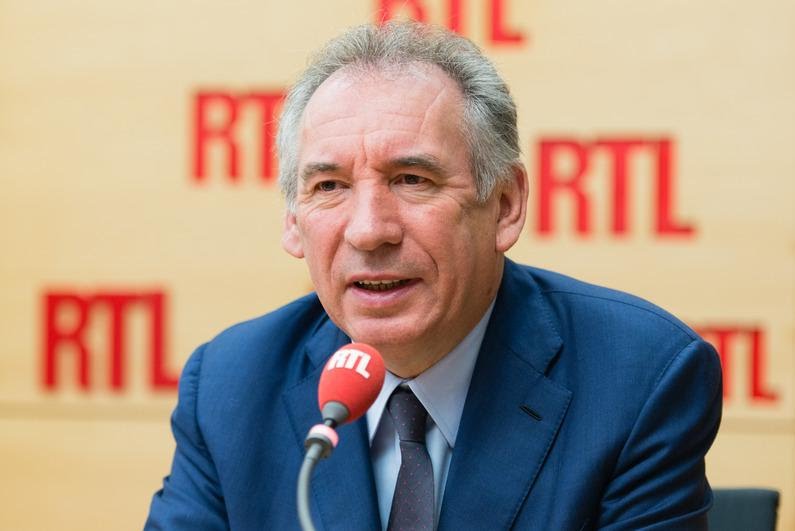 Temps de travail des enseignants : François Bayrou vilipende Nicolas Sarkozy - RTL - RTL