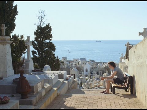 詩を作るため海辺の街に訪れた男は…!映画『若き詩人』予告編