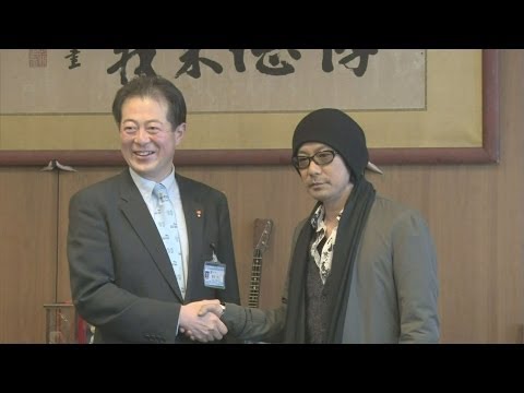 永瀬正敏さん松山市長訪問・愛媛新聞