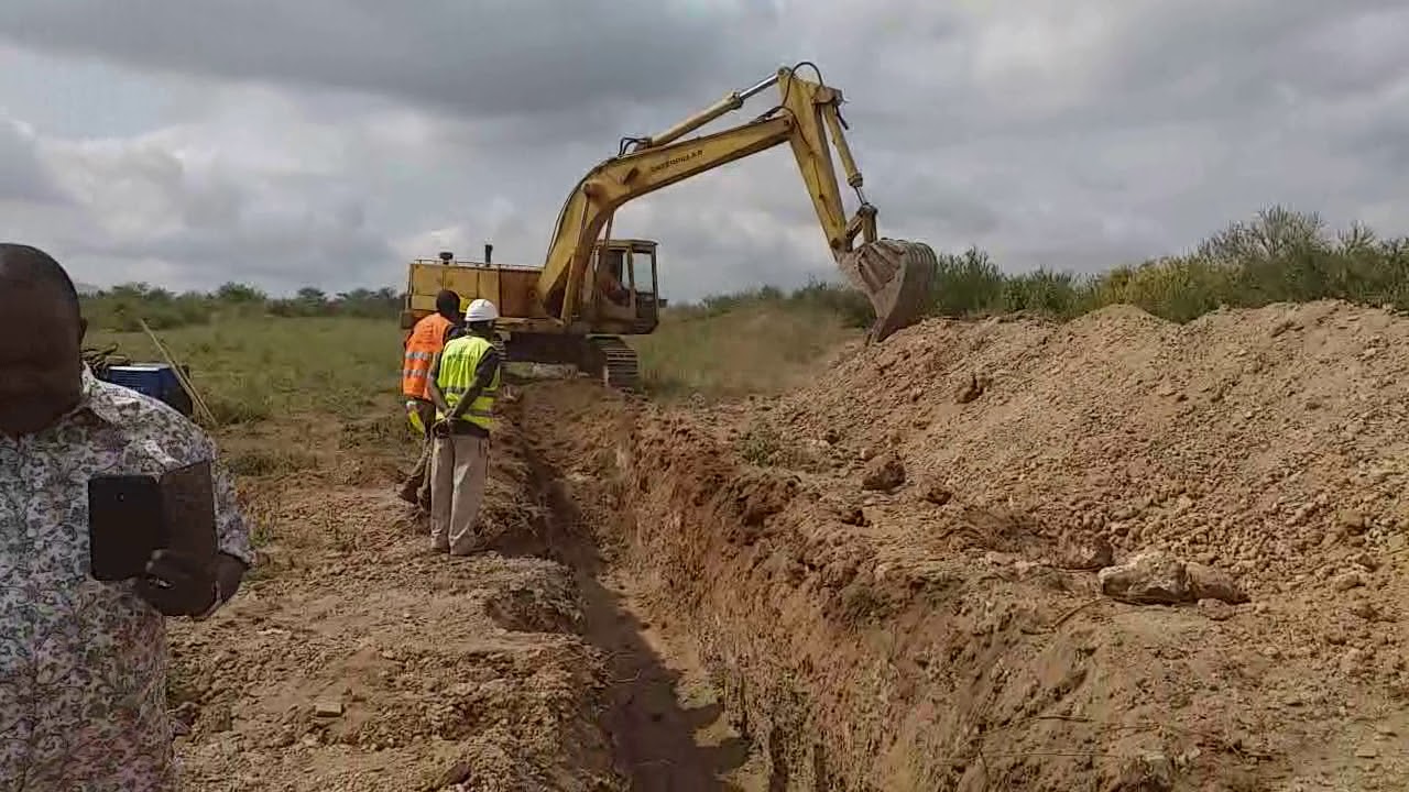 325 digging a trench for a pipeline #screammovie #construction
