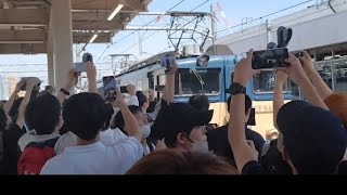 【新潟駅開業120周年】EF64-1030号機+旧型客車6両+EF64-1053号機が警笛を鳴らして新潟駅4番線を発車するシーン。