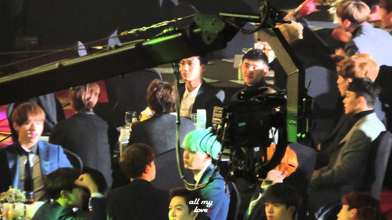 160114 서울가요대상 - 엑소는 여자친구 오늘부터 우리는 무대보는 중 exo reaction to gfreind