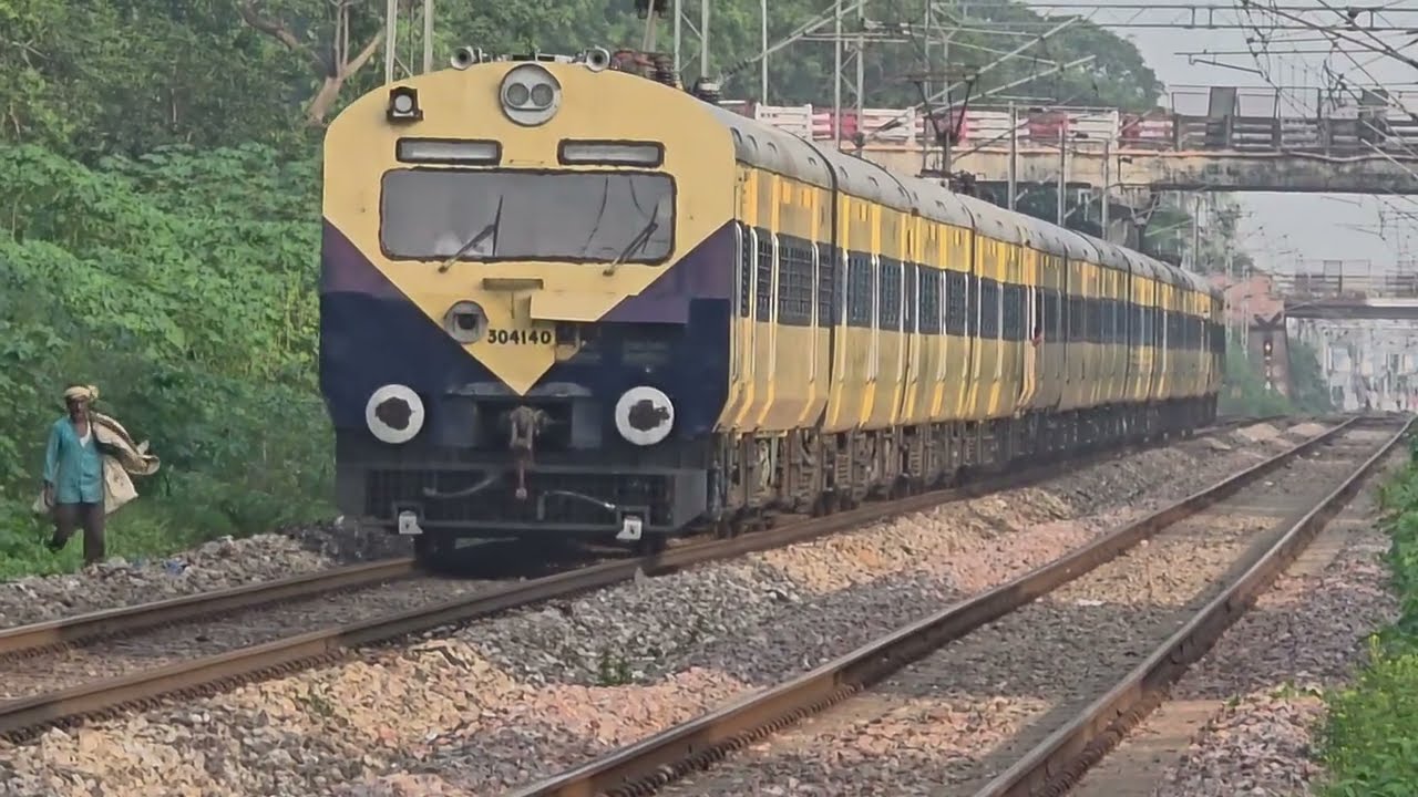 Super power of freight train by indian railwayWAG7|engine honking|bcna coach|crossing video|trending