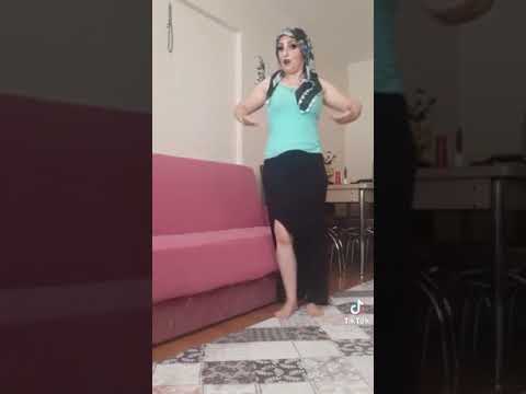 TÜRBANLI BAYAN KALÇA VE BACAKLARINA GÜVENDİĞİNİ İDDİA EDİYOR #shorts #tiktok