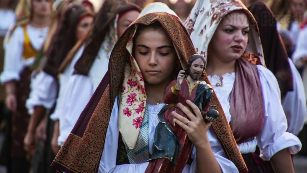 San Salvatore, i corridori scalzi e le donne scalze in abito sardo. Un connubio di bellezza.