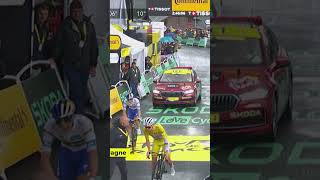 Tadej Pogacar Rijdt Na De Finish Nog Tegen Medewerker Aan, Maar Valt Gelukkig Niet.