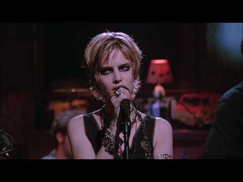 Jennifer Jason Leigh sings Almost Blue / Georgia (1995)