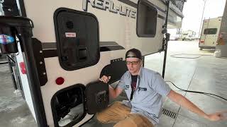Virtual Walkthrough of the 2025 Palomino Real-Lite SS-1608 Truck Camper at Parkland RV Center screenshot 4