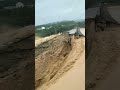 中國再次遭受特大暴雨影響，水庫發生決堤，下游村莊居民處於水深火熱之中