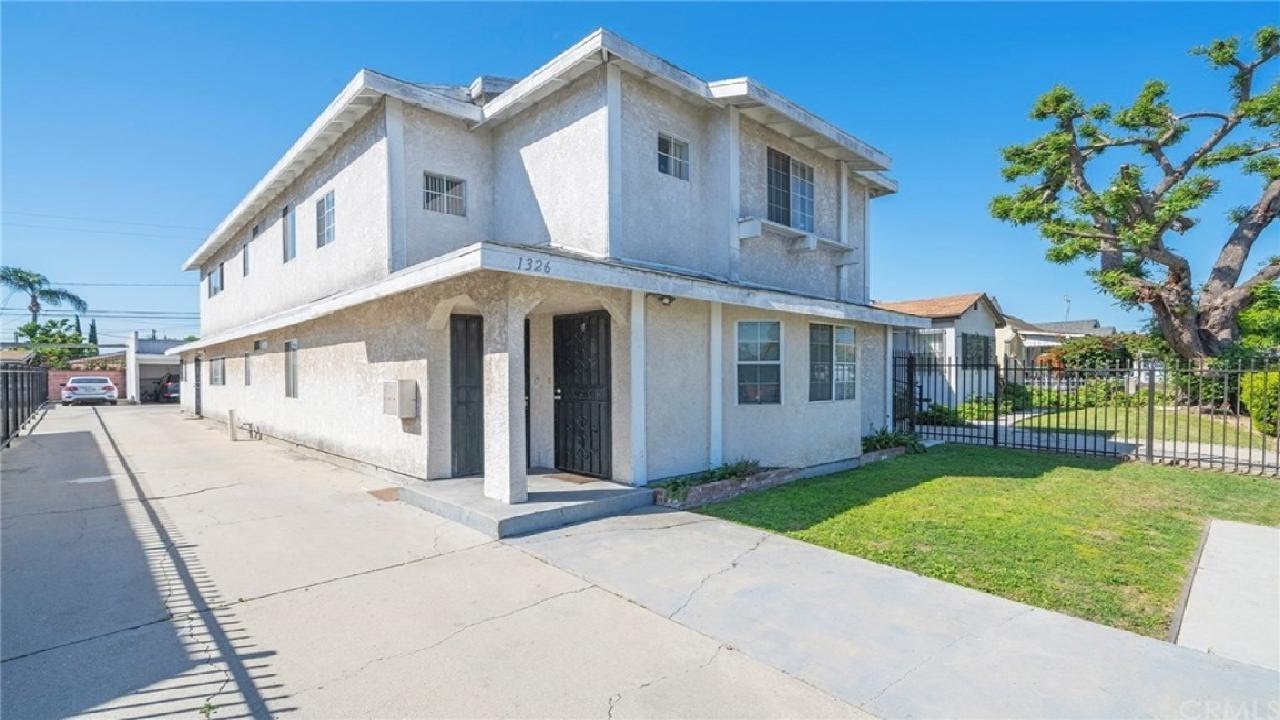 1326 W 90th Place, Los Angeles, CA Presented by Russell Realty Group