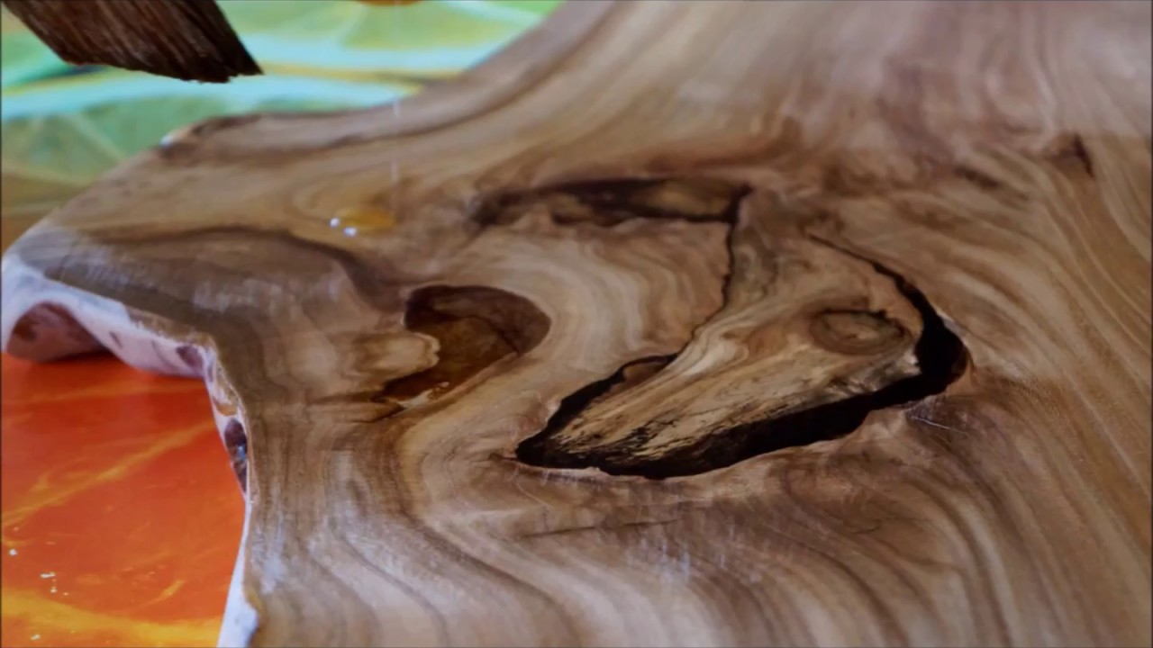 изделия из слэбов дерева. залить трещины эпоксидной смолой. жидкое стекло для дерева. стол из эпоксидной смолы и дерева. заливка щелей дерева эпоксидкой.