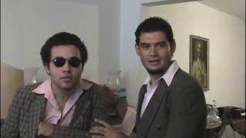 Acaso alguien toco la puerta? Did someone knocked the door?