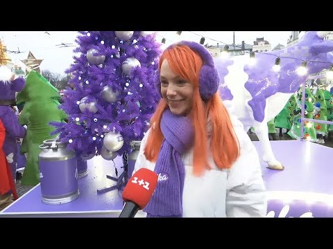 Сніговики ялинки ельфи та корівки як пройшов перший новорічний парад у Києві