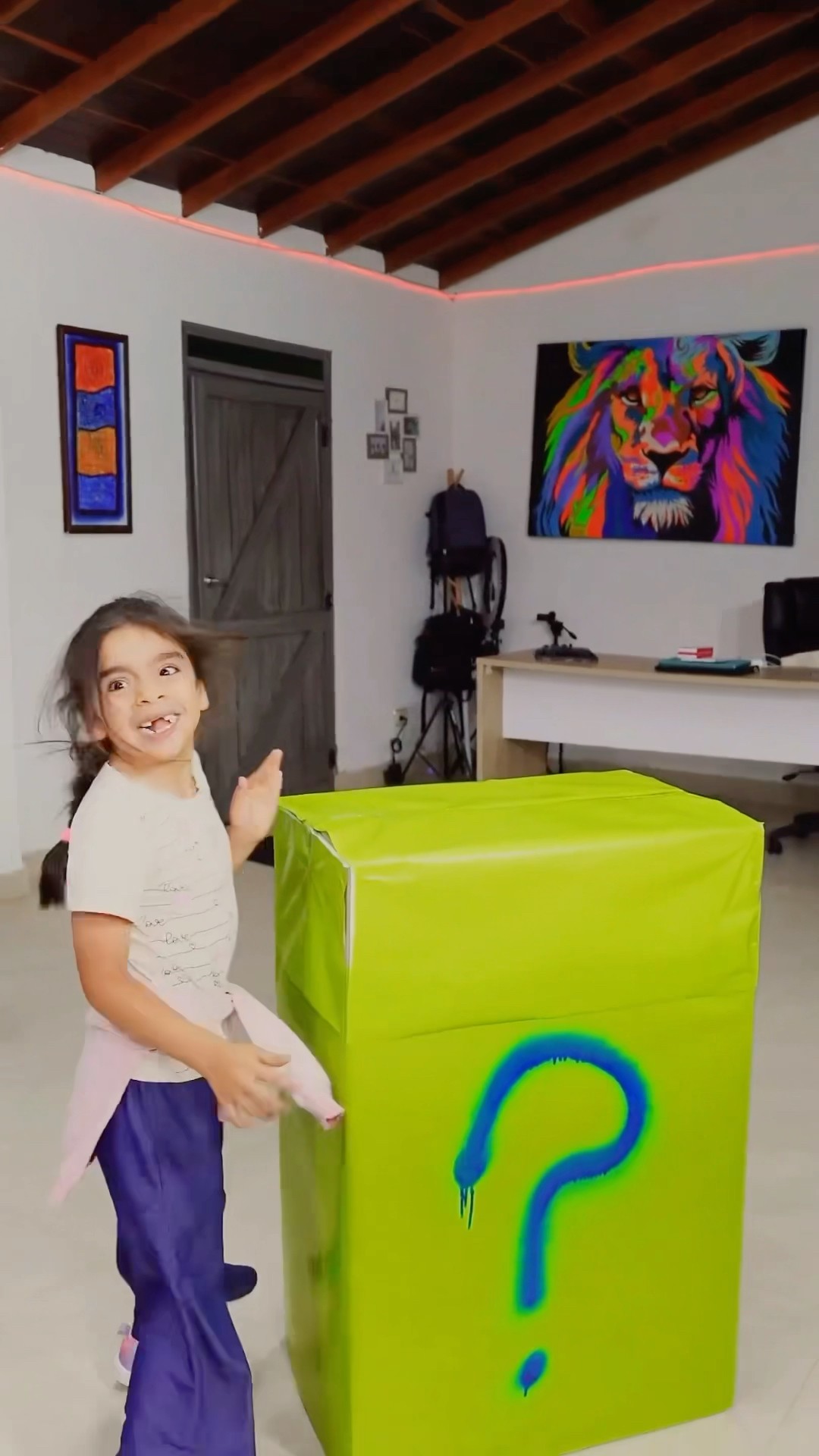 LLEGO UNA CAJA MISTERIOSA A NUESTRA CASA Y ESTO PASÓ…?
