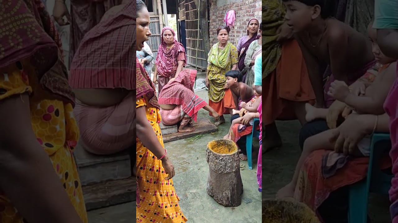 গ্রামের বিয়েতে গায়ে হলুদের গীত। 