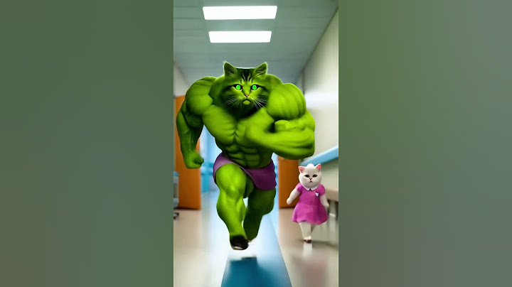Hulk Kitten 🛁💚: Hősi esés anya karjaiba
