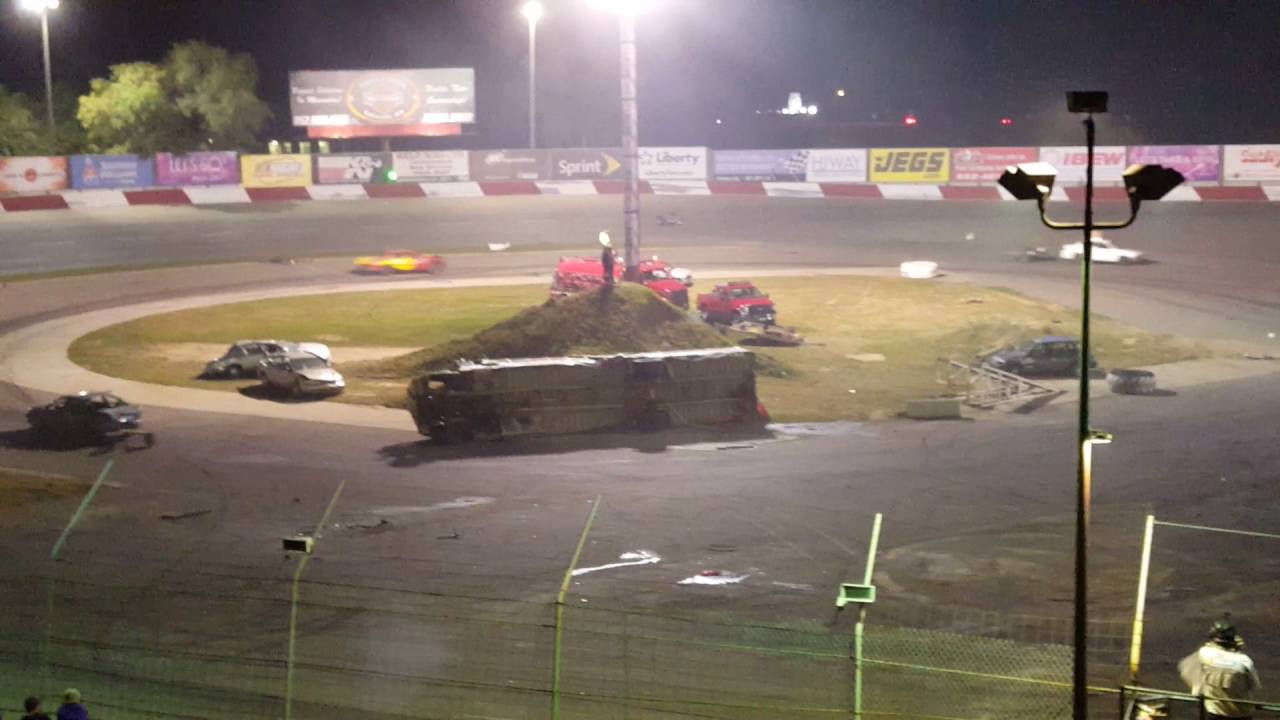 Elko - Eve of Destruction 2016 (Figure 8 trailer race) - YouTube
