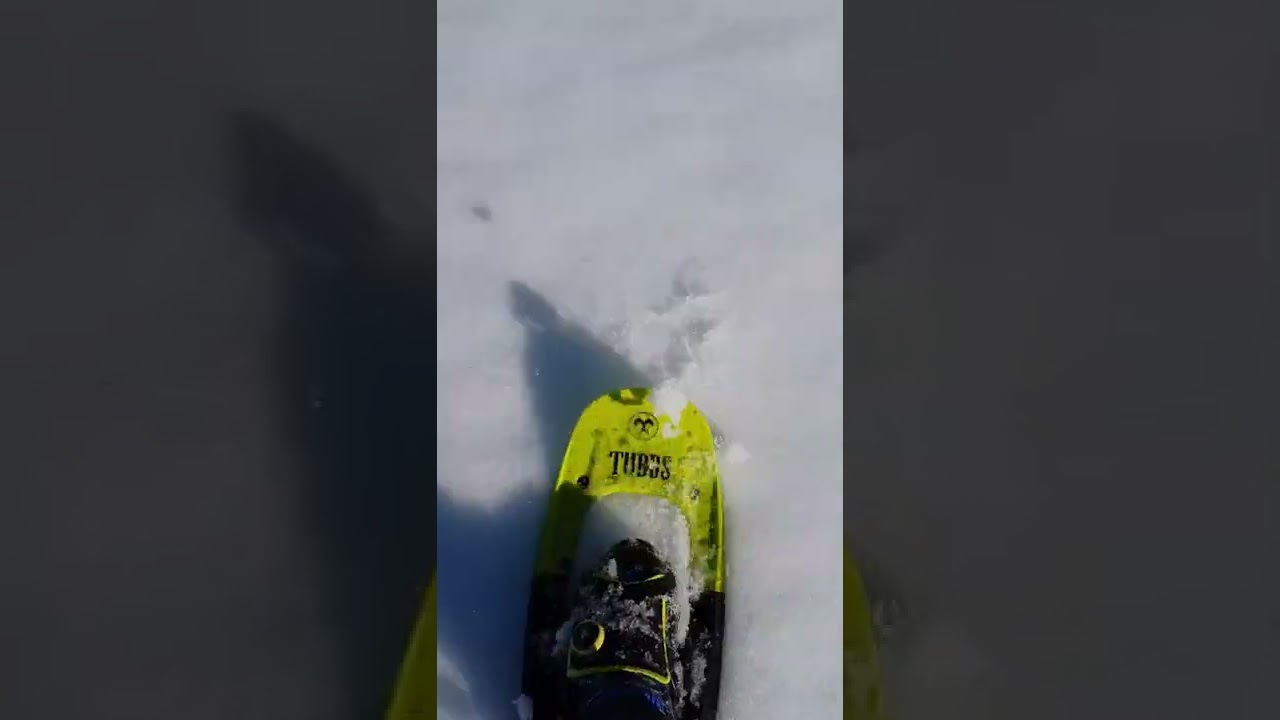 ciaspolata su neve ghiacciata. 