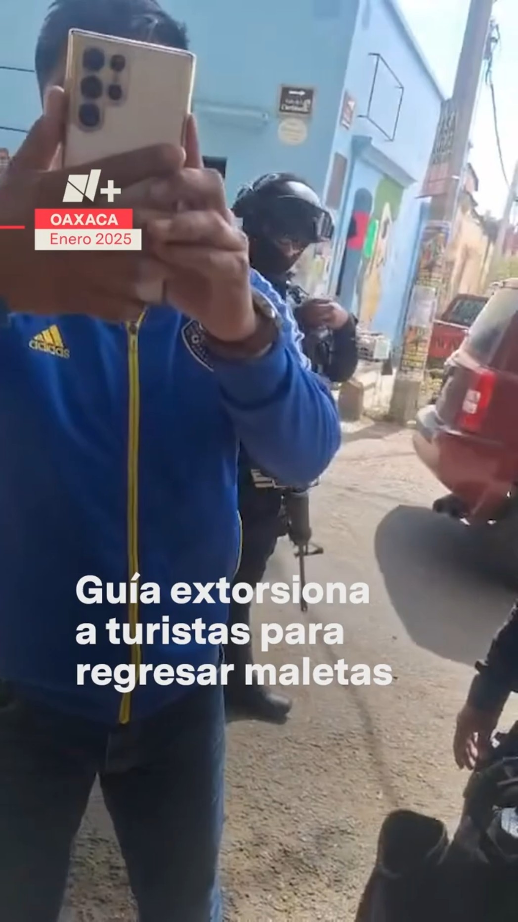Denuncian extorsión: Guía de turistas exige dinero para regresar maletas a extranjeros - N+ #Shorts