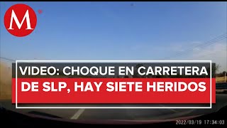 Automovilista capta choque múltiple en carretera de SLP; hay al menos siete heridos