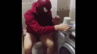 Человек-паук в туалете