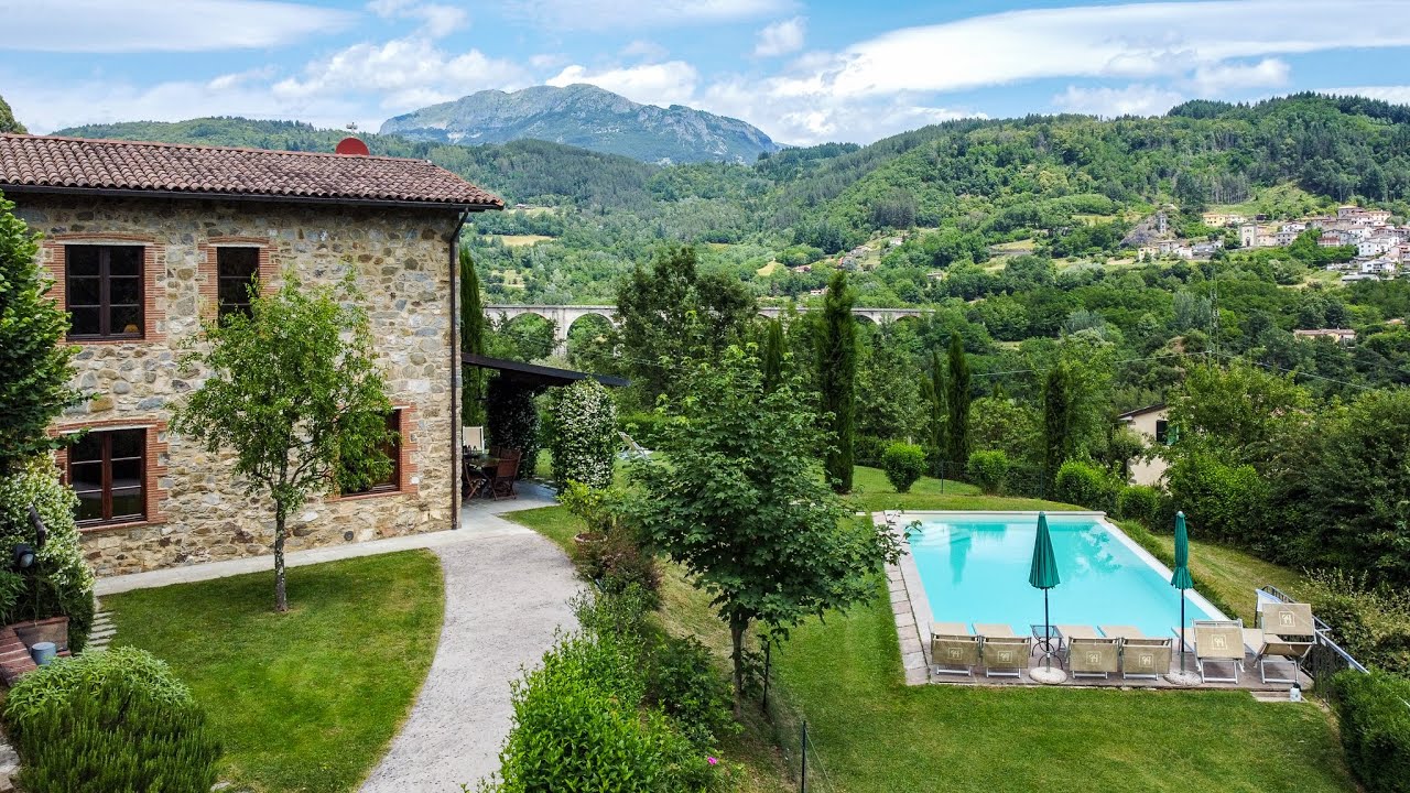 VINCA - Tuscan farmhouse with stunning views, garden and swimming pool
