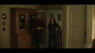 Superman and Lois 1x01 - The Family Moves to Smallville / The Stranger is Captain Luther