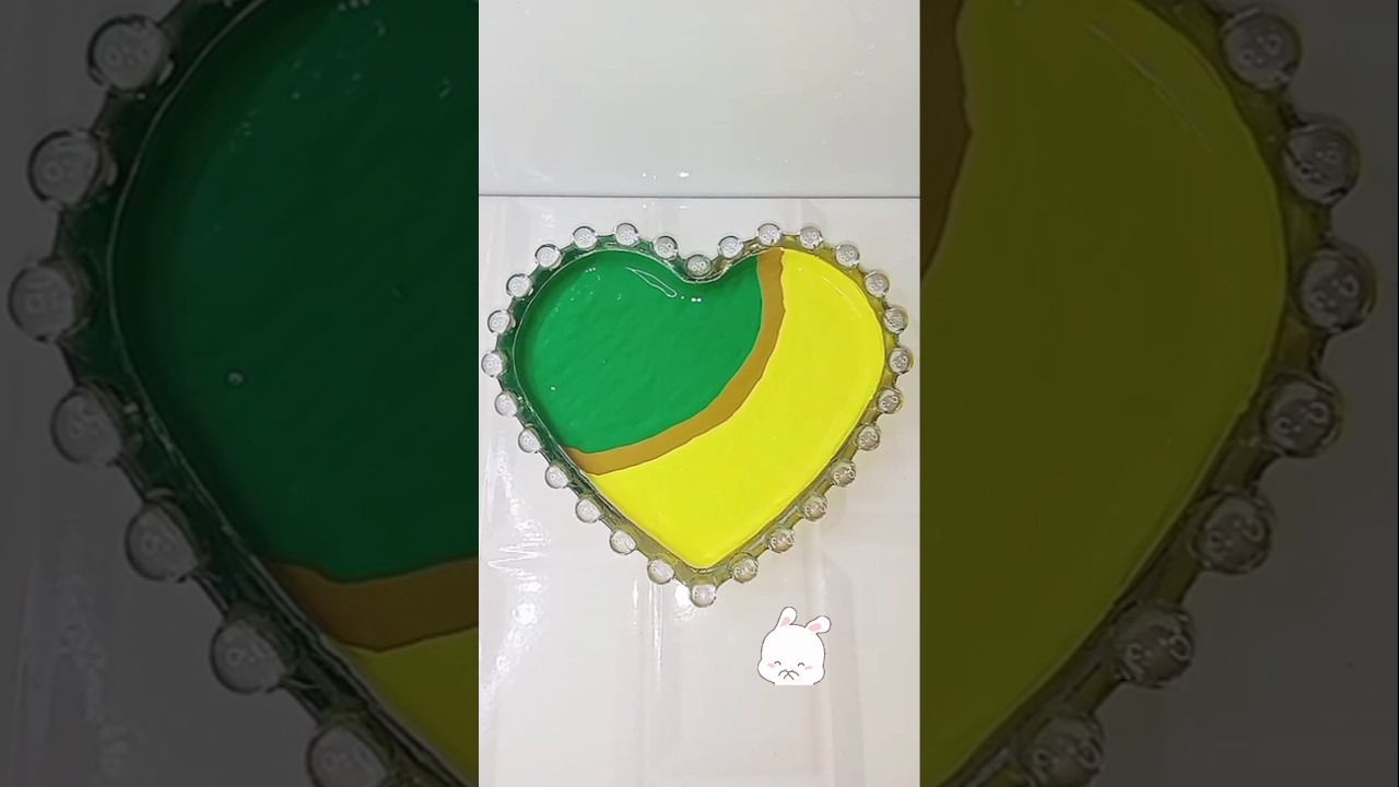 зеленый, круглая форма, золотая отделка и ярко-желтый 