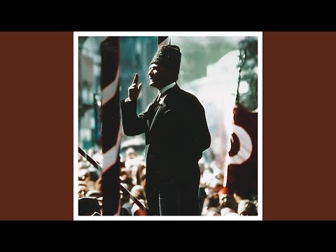 Gazi'nin Heykeli Karşısında