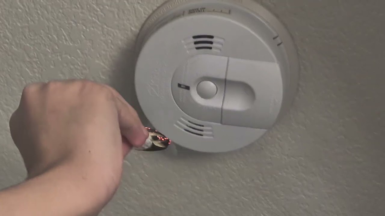 Testing's home smoke alarm 