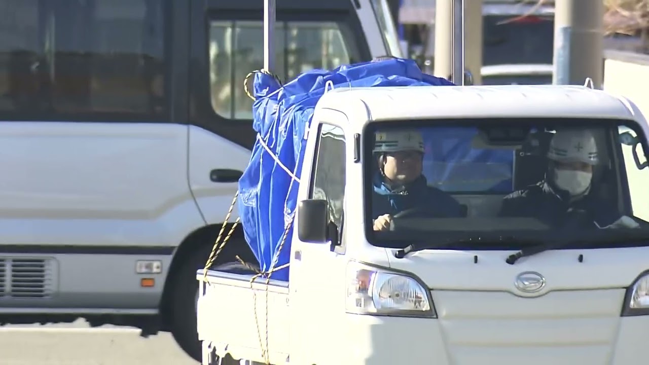 たくみのすけ様 引き取り 速報】秋田市のスーパーに居座ったクマ 店外に搬出 - YouTube