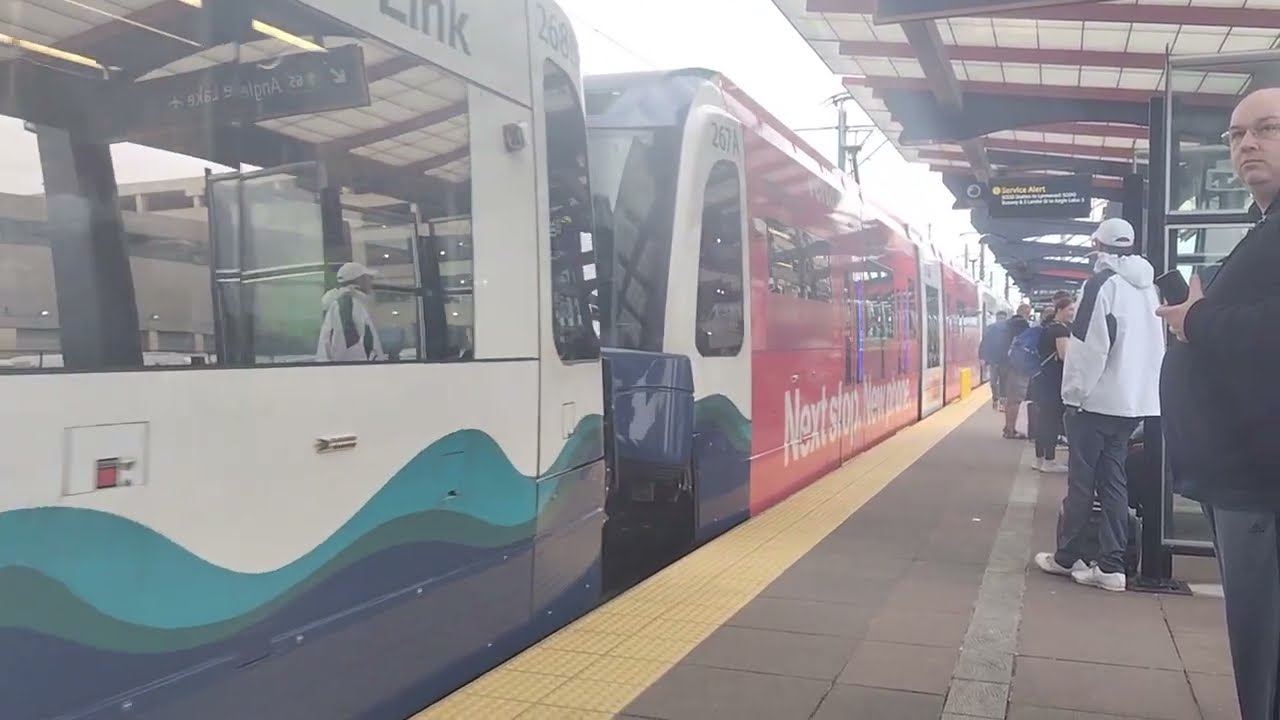 2025年6月21日。シアトルリンクライトレールのSODO駅に列車が到着