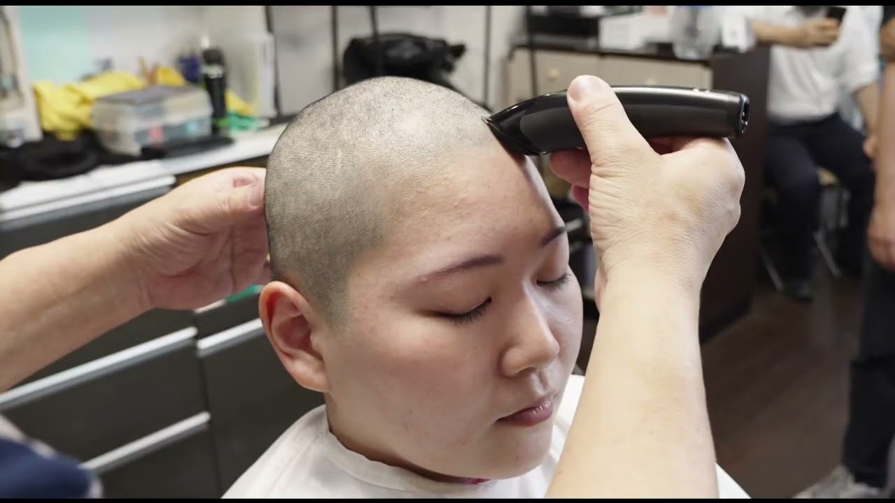 黒髪スーパーロングをツルツルスキンヘッドに。