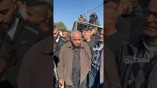 والد الشهيد نعيم الزبيدي في حضرة وداع نجله الذي ارتقى برصاص الاحتلال في مخيم جنين فجر اليوم.