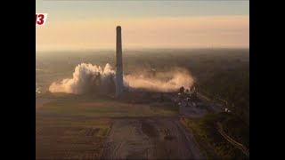 Raw: 70-Year-Old Michigan Smokestack Comes Down