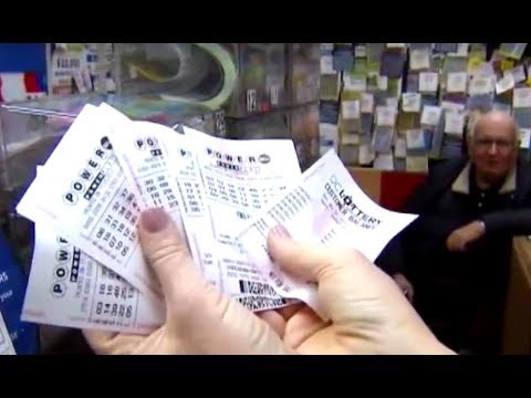 Videó: A nő megáll a fürdőszobában A CVS-nél 5 millió dolláros Lotto Jackpot nyer