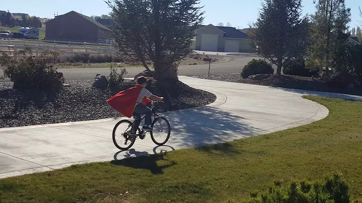 SUPER HERO COMES