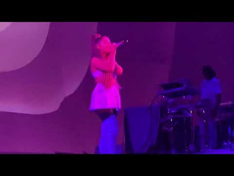 ariana-grande---love-me-harder-/-breathin-@-td-garden-boston