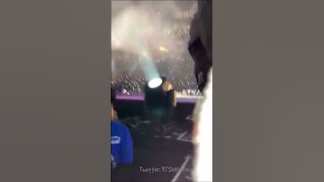 Omg!!!😒who is she!!!! She