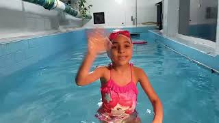 اول فيديو  لتدريب السباحه للاطفال مع كابتن كامليا اصغر مدربة سباحه