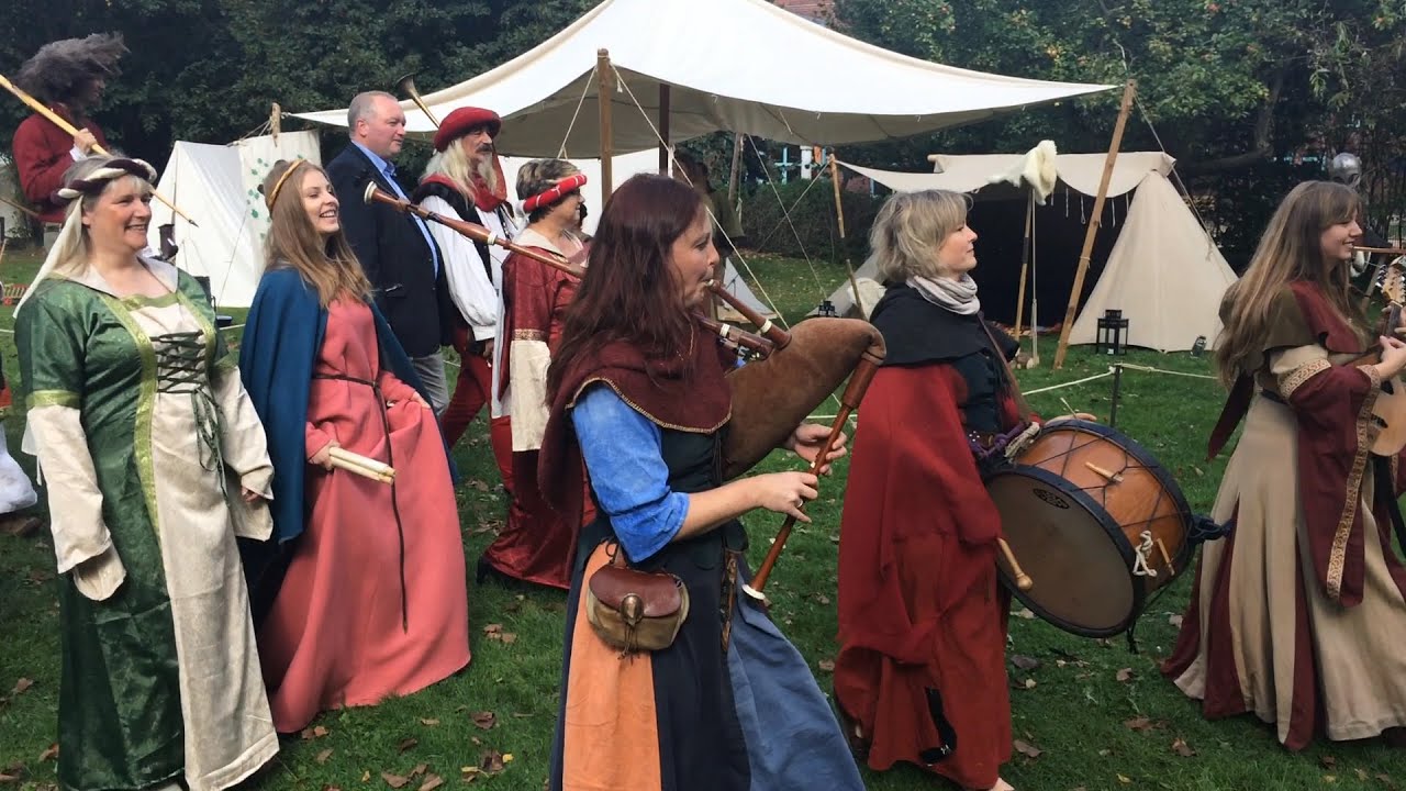 700 Jahre Bargteheide: Die Honoratioren marschieren durch das Mittelalter-Lager