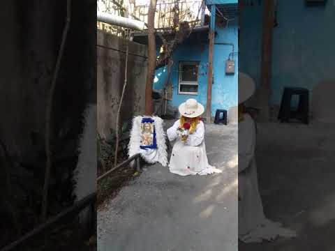 მემხოლოდ  მინდა  ეს  ნეტარება  აქ  ხალატი  ვერ  ეკარება  მინდა  მატარო  მთ  ელლი  სამყარო   მუდ კარგ