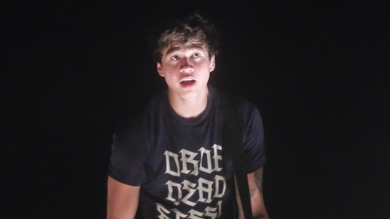 Calum playing Everything I Didn't Say on the bass - 5SOS Zénith de Paris (22.05.15) FRONT ROW