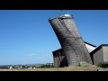 Démolition d'un silo de maïs en bois à Châtillon.