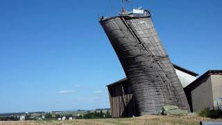 Démolition d'un silo de maïs en bois à Châtillon.