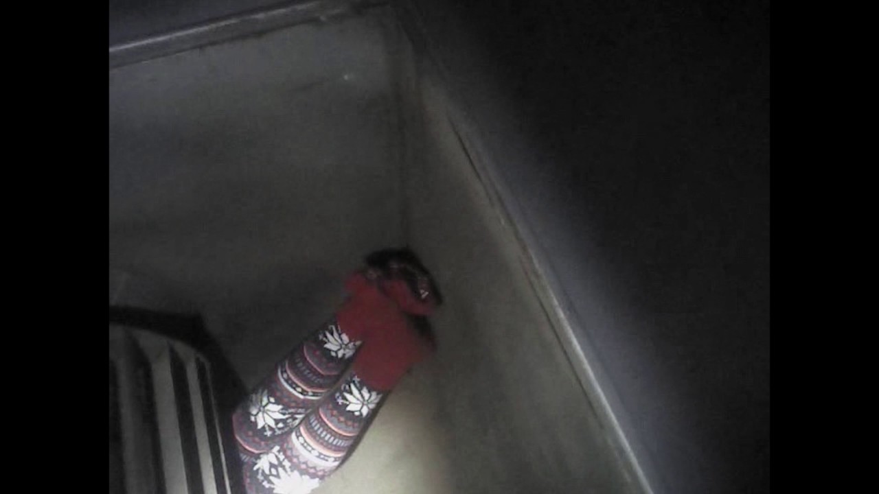 Sieviete Sarkandaugavā iekrīt kādas daudzstāvu ēkas ventilācijas šahtā